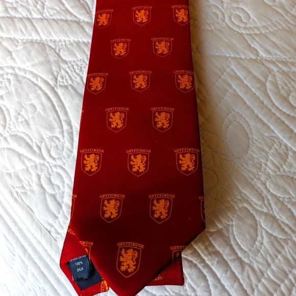 Harry Potter Gryffindor Tie - Picture 3 of 5